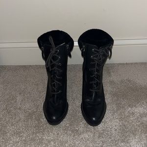 Combat boots with fur